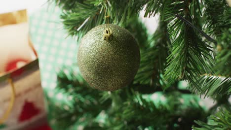 Nahaufnahme-Von-Weihnachtskugeln-Und-Dekorationen-Auf-Dem-Grünen-Weihnachtsbaum