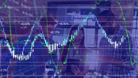 Finanzdaten-Und-Grafiken-über-Würfeln-Vor-Blauem-Hintergrund,-Finanzen-Und-Amerikanisches-Konzept