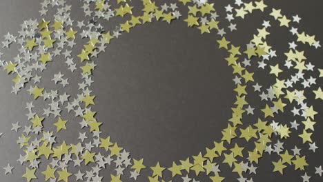 Video-Mit-Mehreren-Goldenen-Und-Silbernen-Sternen-Mit-Kopierraum-Auf-Schwarzem-Hintergrund