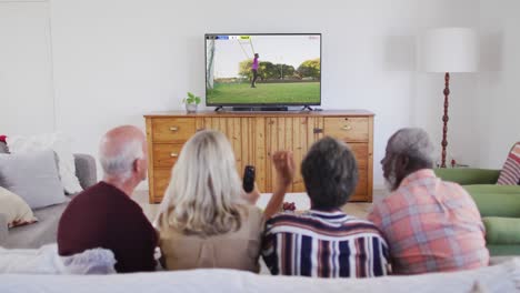 Video-Von-Verschiedenen-älteren-Freunden,-Die-Auf-Dem-Sofa-Sitzen-Und-Zu-Hause-Fußball-Schauen