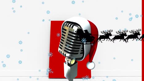 Animation-Von-Schnee,-Der-über-Den-Weihnachtsmann-Mit-Schlitten-Und-Mikrofon-Auf-Weißem-Hintergrund-Fällt