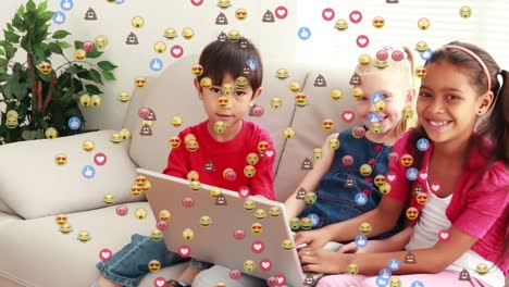 Animation-Von-Emoji-Symbolen-über-Verschiedenen-Kindern,-Die-Einen-Laptop-Verwenden