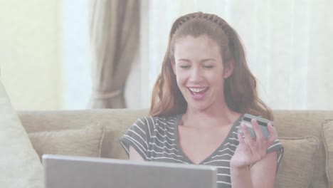 Video-Einer-Frau,-Die-Online-Mit-Kreditkarte-Und-Laptop-Bezahlt