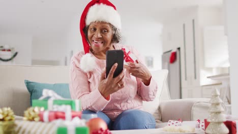 Glückliche-ältere-Afroamerikanische-Frau,-Die-Zu-Weihnachten-Einen-Videoanruf-Mit-Dem-Smartphone-Führt