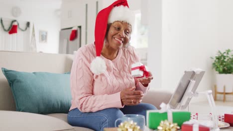 Glückliche-ältere-Afroamerikanische-Frau,-Die-Zu-Weihnachten-Einen-Videoanruf-Mit-Einem-Tablet-Führt