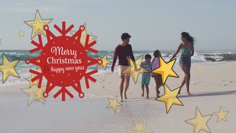 Animation-Des-Textes-„Frohe-Weihnachten-Und-Ein-Glückliches-Neues-Jahr“-Mit-Sternen-über-Einer-Gemischtrassigen-Familie-Am-Strand
