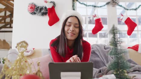 Mujer-Birracial-Con-Gorro-De-Papá-Noel-Teniendo-Videollamada