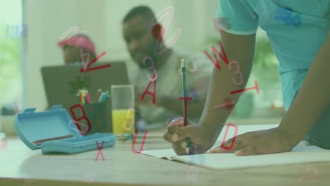 Animation-Von-Buchstaben-Und-Zahlen-über-Afroamerikanischen-Schulkindern-Und-Lehrern