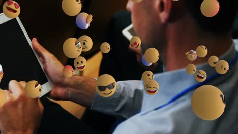 Animation-Von-Emoji-Symbolen-über-Verschiedenen-Geschäftsleuten