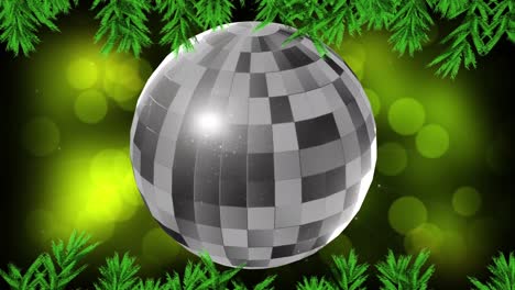 Animation-Einer-Spiegelkugel-über-Grünen-Lichtern-Und-Weihnachtsbaumrändern