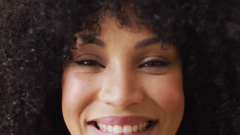 Primer-Plano-Del-Retrato-De-Una-Mujer-Afroamericana-Sonriendo