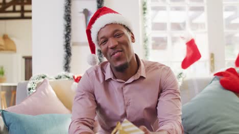 Porträt-Eines-Glücklichen-Afroamerikanischen-Mannes-Mit-Weihnachtsmütze,-Der-Einen-Videoanruf-Führt