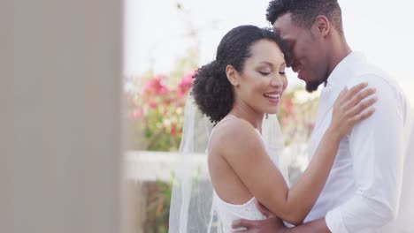 Glückliches-Afroamerikanisches-Ehepaar,-Das-Sich-Umarmt-Und-Hochzeitskleidung-Trägt