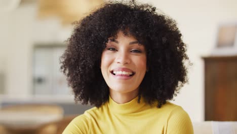 Porträt-Einer-Afroamerikanischen-Frau,-Die-Im-Wohnzimmer-Lächelt