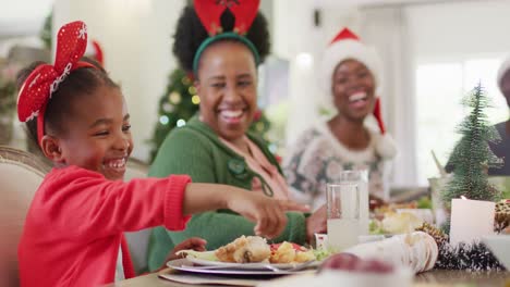 Feliz-Familia-Afroamericana-Cenando-Navidad