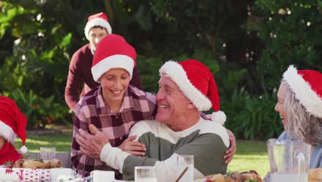 Glückliche-Kaukasische-Familie-Beim-Weihnachtsessen-Im-Garten