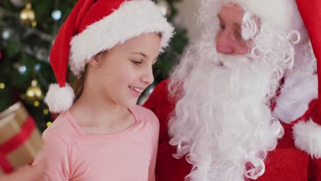 Glückliches-Kaukasisches-Mädchen-Mit-Dem-Weihnachtsmann,-Der-Zu-Weihnachten-Spricht