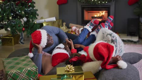 Glückliche-Afroamerikanische-Familie,-Die-Mit-Weihnachtsmützen-Spielt