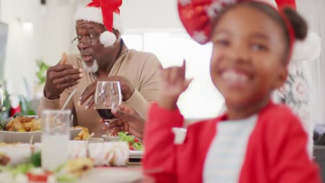 Retrato-De-Una-Feliz-Familia-Afroamericana-Cenando-Navidad