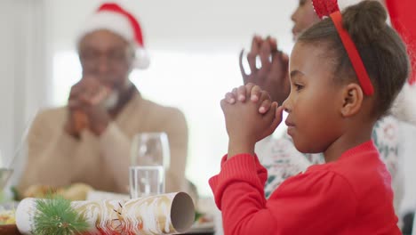 Afroamerikanische-Familie-Betet-Vor-Dem-Weihnachtsessen