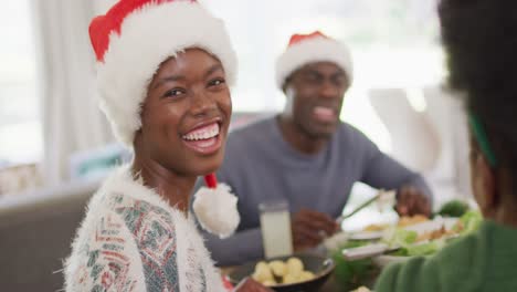 Porträt-Einer-Glücklichen-Afroamerikanischen-Familie-Beim-Weihnachtsessen