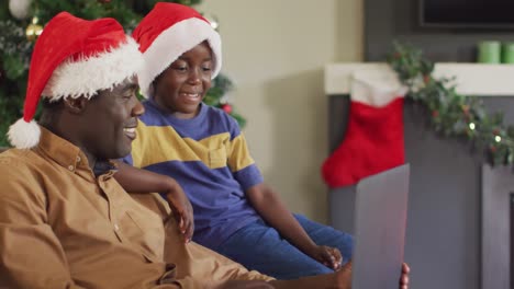 Feliz-Padre-E-Hijo-Afroamericanos-Teniendo-Videollamada