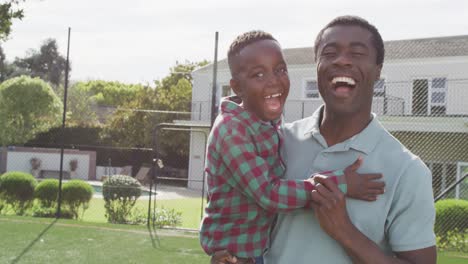 Porträt-Einer-Glücklichen-Afroamerikanischen-Familie,-Die-Fußball-Spielt
