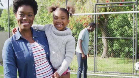 Porträt-Einer-Glücklichen-Afroamerikanischen-Familie,-Die-Im-Park-Fußball-Spielt