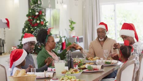 Afroamerikanische-Familie-Betet-Vor-Dem-Weihnachtsessen
