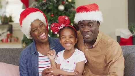 Porträt-Einer-Glücklichen-Afroamerikanischen-Familie-Mit-Weihnachtsmützen