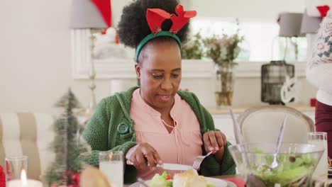 Glückliche-Afroamerikanische-Familie-Beim-Weihnachtsessen