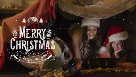 Animation-Von-„Frohe-Weihnachten“-über-Glückliche-Kaukasische-Mutter-Und-Kinder,-Die-Ein-Tablet-In-Weihnachtsmützen-Verwenden