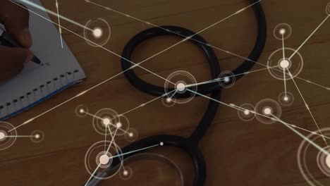 Animation-Eines-Netzwerks-Von-Verbindungen-Mit-Punkten-über-Dem-Stethoskop-Des-Arztes