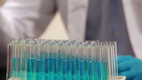 Científico-Haciendo-Un-Experimento-Químico