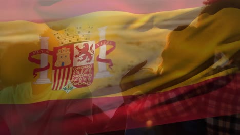 Animation-Der-Flagge-Spaniens-über-Verschiedene-Freunde-Am-Strand