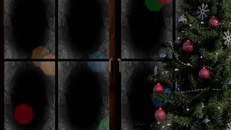Animation-Von-Schnee,-Der-über-Den-Weihnachtsbaum-Fällt,-Und-Lichterketten,-Die-Im-Winterfenster-Flackern