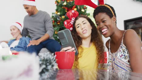 Fröhliche-Gruppe-Verschiedener-Freunde,-Die-Selfies-Auf-Der-Weihnachtsfeier-Machen