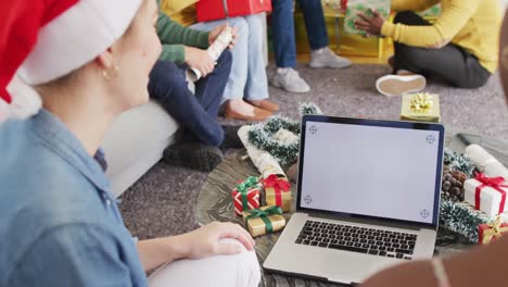Fröhliche-Gruppe-Verschiedener-Freunde,-Die-Auf-Der-Weihnachtsfeier-Einen-Laptop-Mit-Copyspace-Nutzen