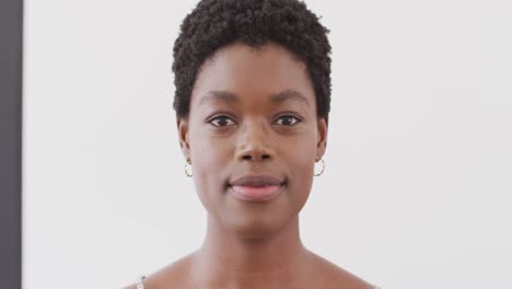 Videoporträt-Einer-Afroamerikanischen-Frau,-Die-Drinnen-In-Die-Kamera-Lächelt