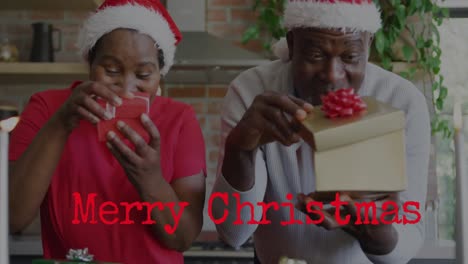 Animation-Von-Weihnachtsgrüßen-über-Ein-Afroamerikanisches-Paar-Mit-Geschenken-Zu-Weihnachten