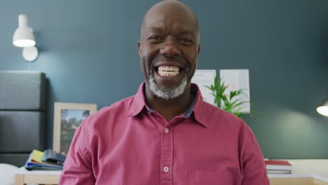 Retrato-De-Un-Feliz-Hombre-Afroamericano-Senior-Hablando