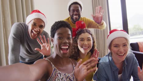 Fröhliche-Gruppe-Verschiedener-Freunde,-Die-Auf-Der-Weihnachtsfeier-Einen-Videoanruf-Führen