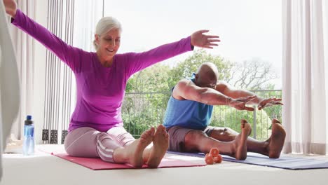 Glückliches-älteres,-Vielfältiges-Paar,-Das-Yoga-Und-Stretching-Praktiziert