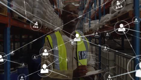Animation-Des-Netzwerks-Von-Verbindungen-Mit-Symbolen-über-Einem-Afroamerikanischen-Lagerarbeiter