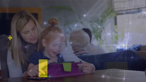 Eine-Glückliche-Mutter-Und-Tochter-Nutzen-Zu-Hause-Ein-Digitales-Tablet