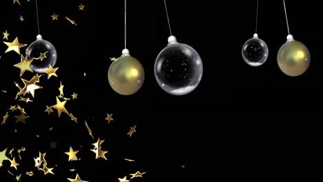 Animation-Von-Weihnachtskugeln,-Die-Mit-Fallendem-Schnee-Und-Goldenen-Sternen-Auf-Schwarzem-Hintergrund-Baumeln