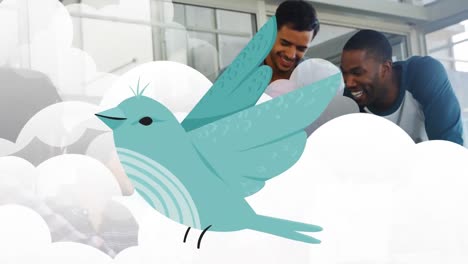 Animation-Eines-Blauen-Vogels-über-Wolken-Im-Hintergrund-Gemischtrassiger-Kollegen,-Die-Lächeln-Und-über-Laptop-Diskutieren