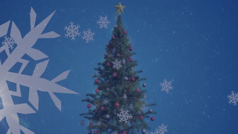 Animation-Von-Schneeflocken-Symbolen-über-Geschmücktem-Weihnachtsbaum-Vor-Blauem-Hintergrund-Mit-Kopierraum