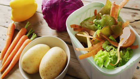 Nahaufnahmevideo-Von-Unvorbereitetem-Gemüse-Und-Organischen-Abfällen-Im-Kompostbehälter-Der-Küche
