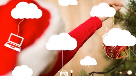Animation-Von-Wolkensymbolen-über-Dem-Weihnachtsbaum